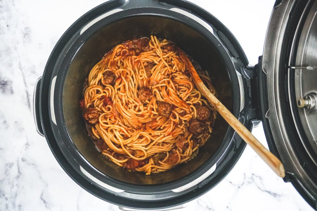 Cooked and stirred spaghetti in the Instant Pot.