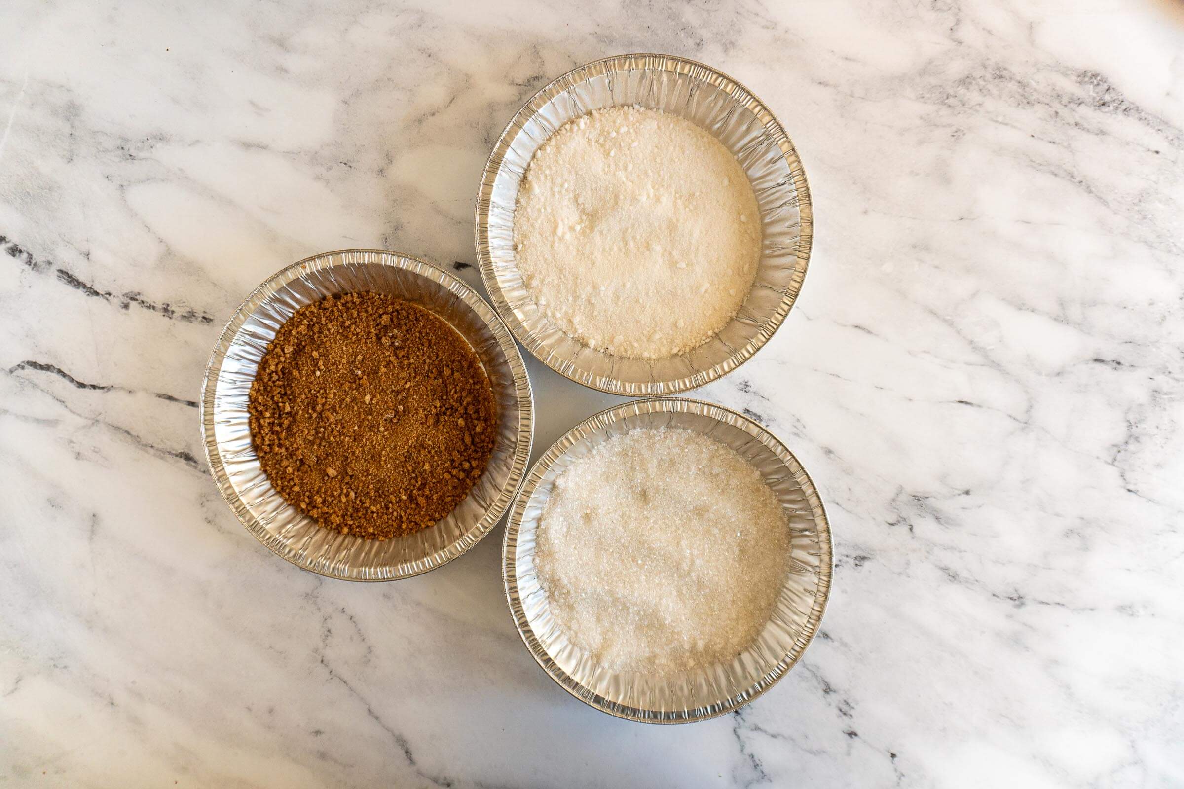 Smoked sugar in pie plates. 