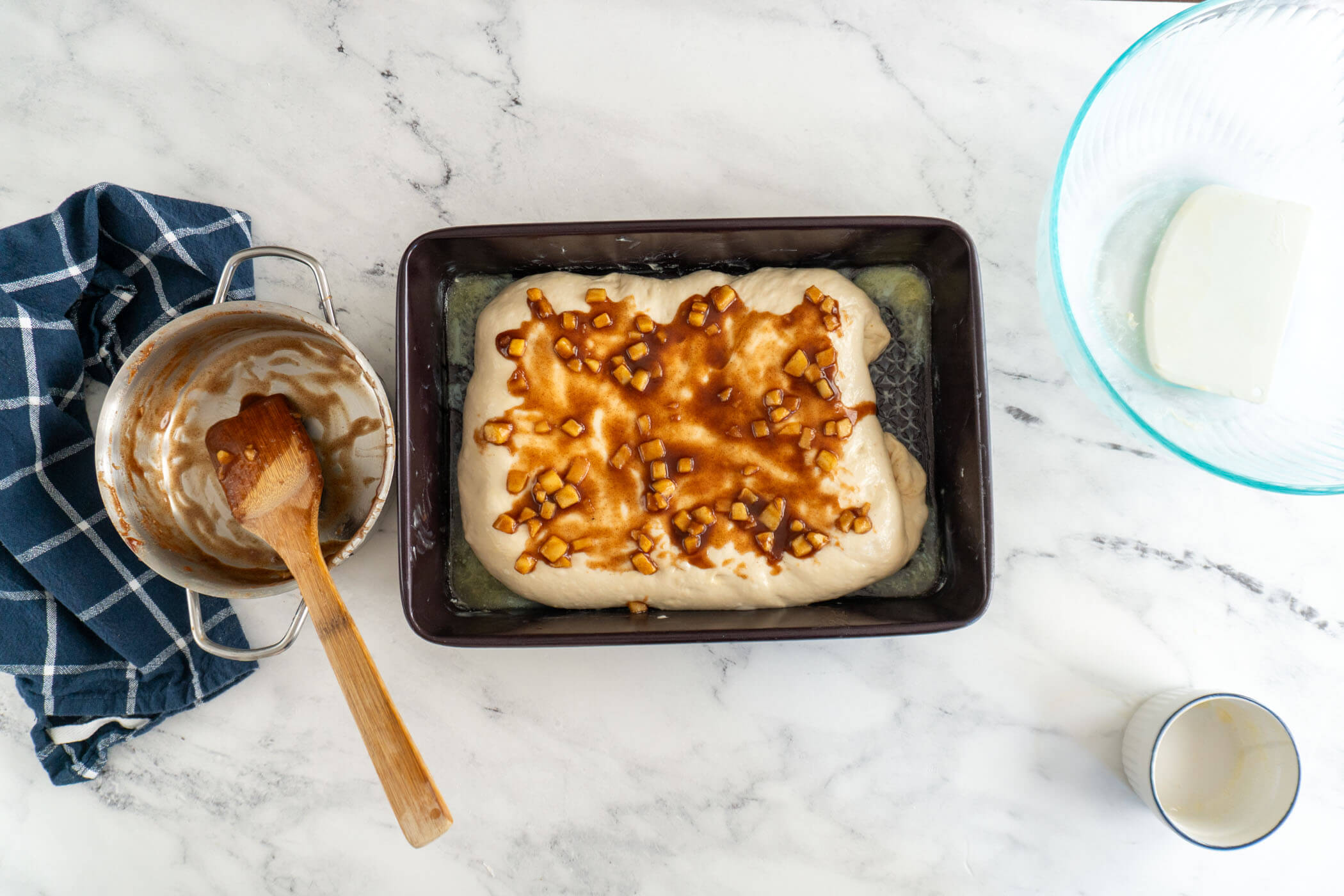 Spreading the remaining fitter filling on top of the dough. 